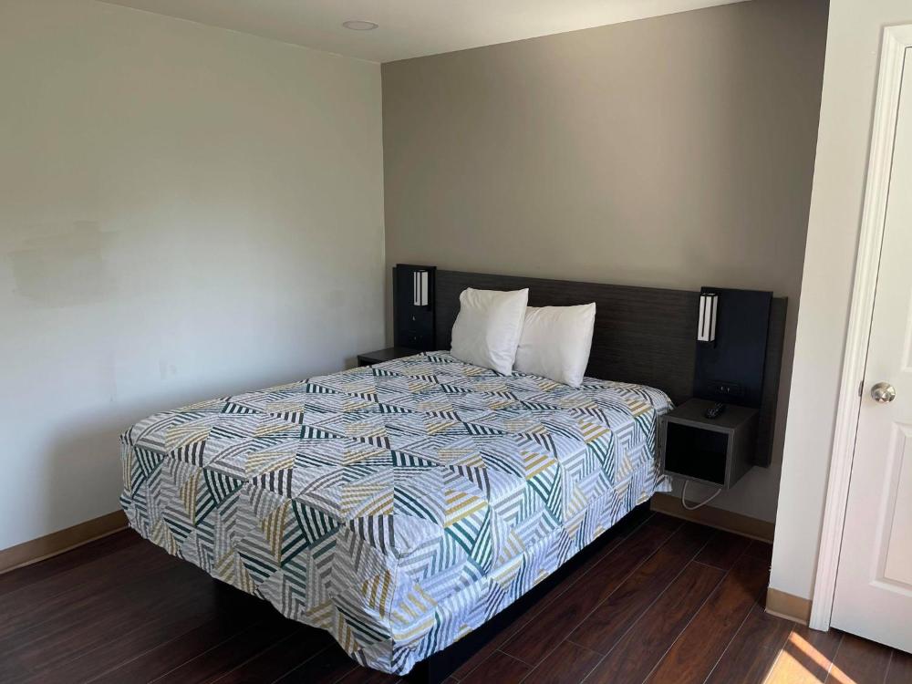 Deluxe Queen Room - Non-Smoking interior
